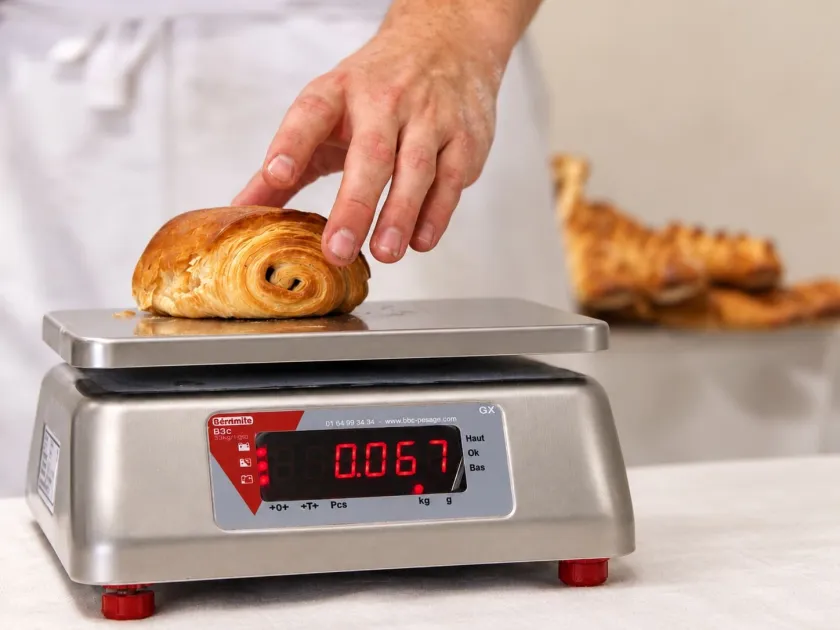 Chocolatine sur une balance