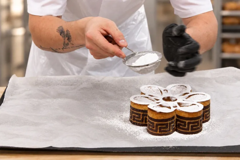 Apprenti cuisinant un gâteau